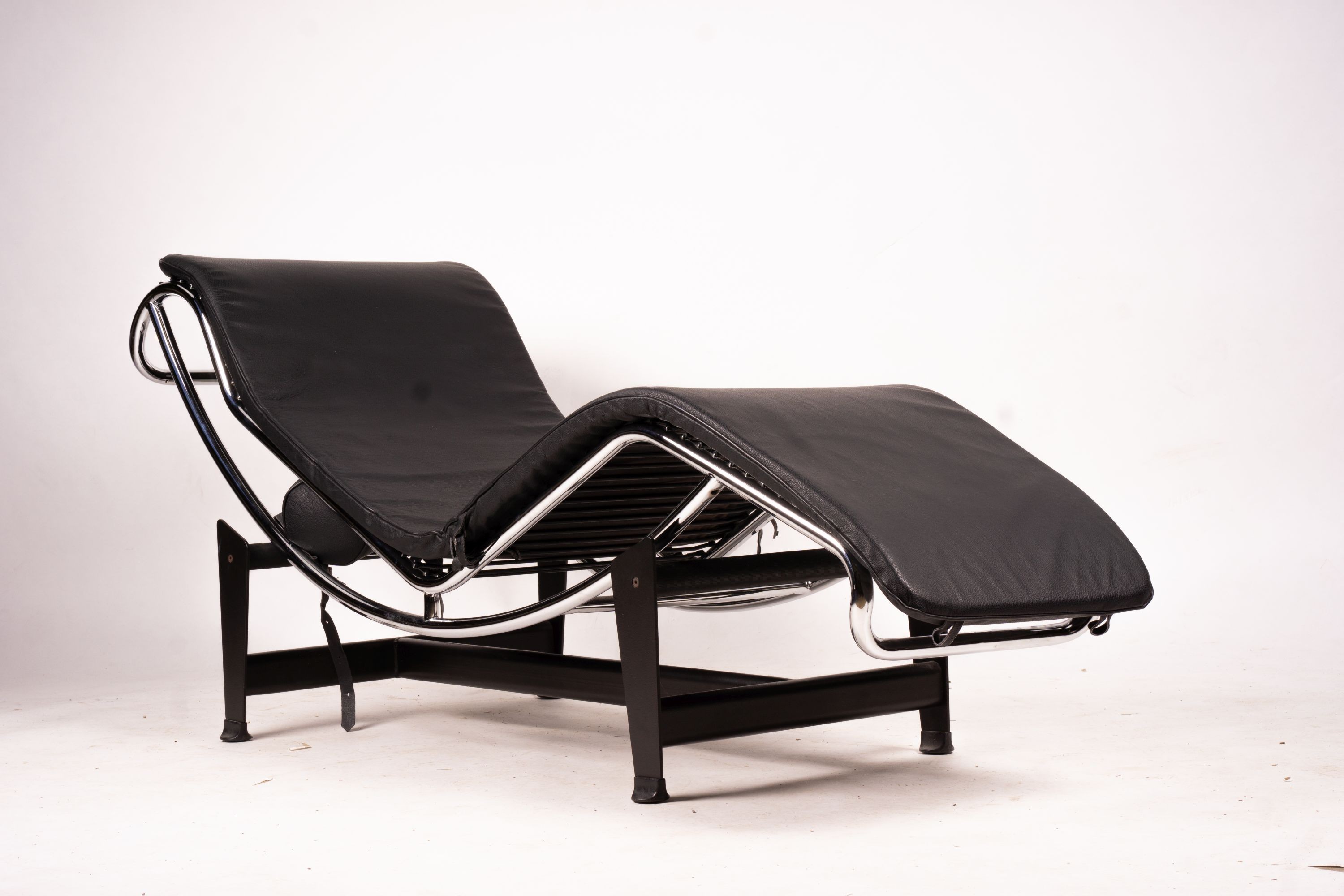 A Corbusier style black leather chaise longue, length 158cm, depth 54cm, height 73cm